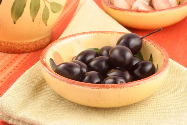 Olives and garlic — Stock Photo, Image