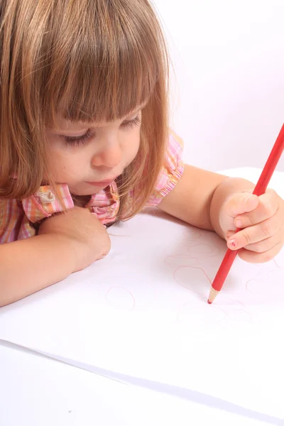 Kleines Mädchen zeichnet Bilder — Stockfoto