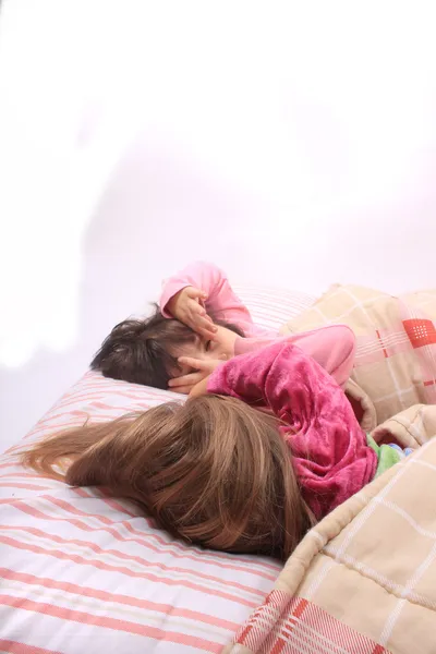 Маленькі дівчата прокидаються — стокове фото