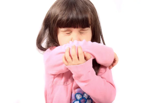 Больной ребенок чихает — стоковое фото