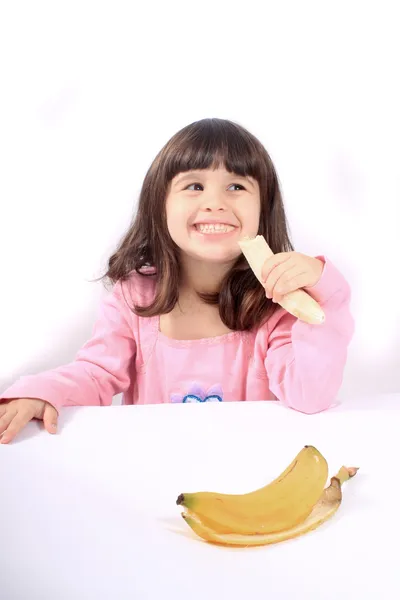 Petite fille manger banane — Photo