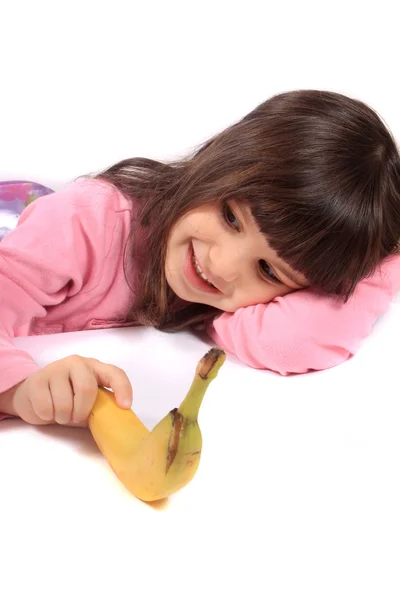Маленькая девочка с бананом — стоковое фото