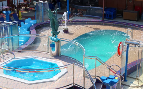 Cruise gemi havuzu ve sıcak küvet üzerinde — Stok fotoğraf