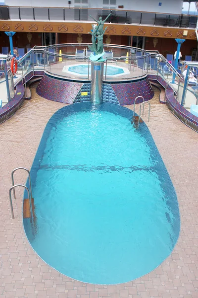Cruise gemi havuzu ve sıcak küvet üzerinde — Stok fotoğraf