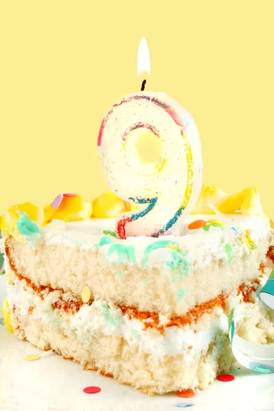 Stück Kuchen zum neunten Geburtstag — Stockfoto
