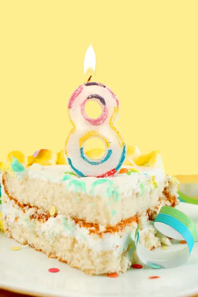 Кусок торта на восьмой день рождения — стоковое фото