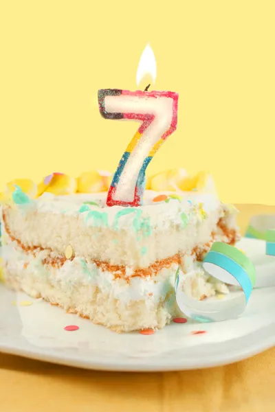 Stück Kuchen zum siebten Geburtstag — Stockfoto
