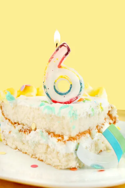 Кусок торта на шестой день рождения — стоковое фото