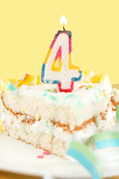 Fetta di torta di quarto compleanno — Foto Stock