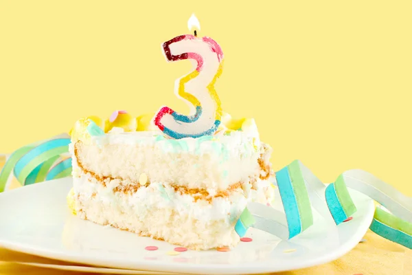 Fetta di torta di terzo compleanno — Foto Stock