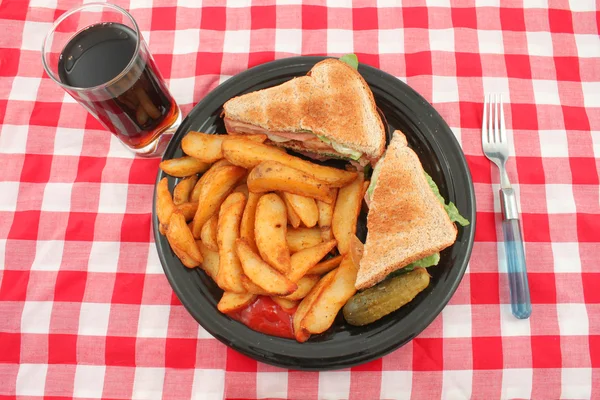 Pub pastırmalı sandviç ve patates kızartması yemek — Stok fotoğraf