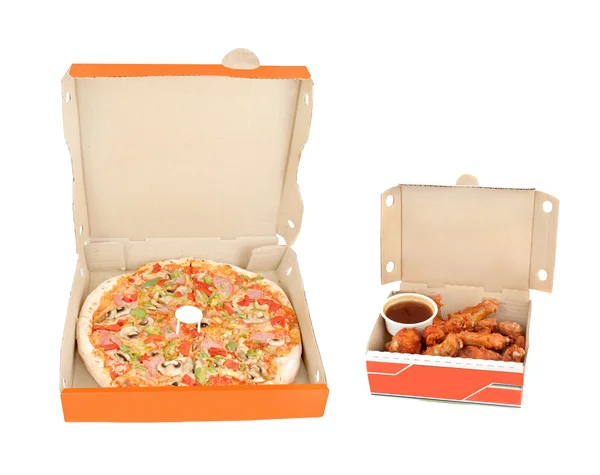 Presunto e pizza de pimenta com asas de frango e molho — Fotografia de Stock