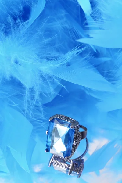 Diamante azul glamouroso e boa pena — Fotografia de Stock