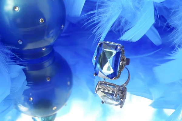 Glamoroso diamante azul y boa de plumas — Foto de Stock