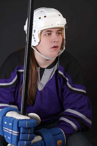 Joueur de hockey masculin adolescent — Photo