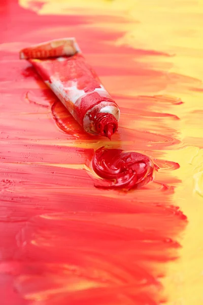 Tinta vermelha e amarela do artista — Fotografia de Stock