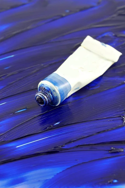 Цветная синяя краска художника — стоковое фото