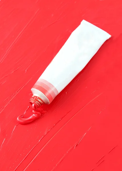 Ζωηρόχρωμη κόκκινη μπογιά του καλλιτέχνη — Φωτογραφία Αρχείου