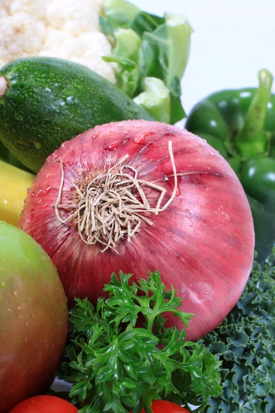 Čerstvá zelenina s červenou cibulí v zaměření — Stock fotografie