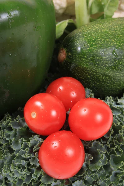 Trauben- oder Kirschtomaten auf Grün — Stockfoto
