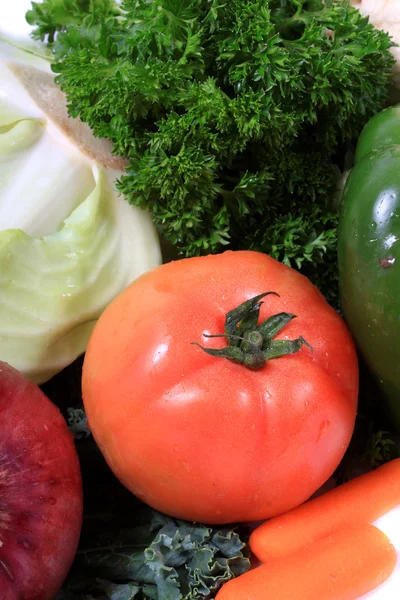 Σταφυλιών ή κεράσι ντομάτες σε πράσινο — Φωτογραφία Αρχείου