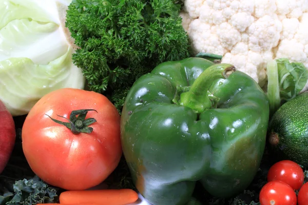 Druva eller körsbär tomater på gröna — Stockfoto
