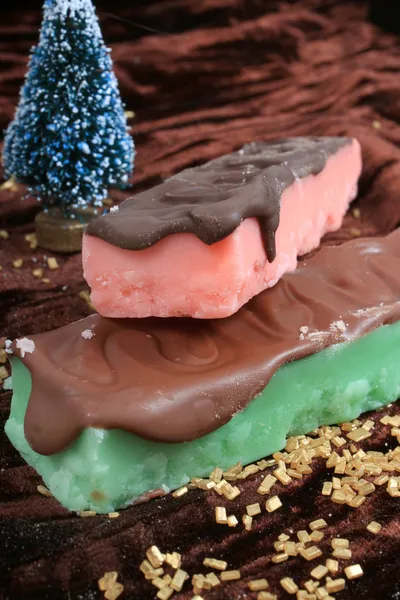 Morango rosa e verde barra de chocolate de hortelã — Fotografia de Stock