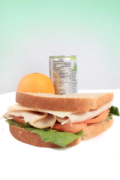 Almuerzo con sándwich, fruta y jugo — Foto de Stock