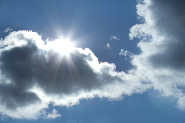 Chmury słoneczne niebo — Zdjęcie stockowe