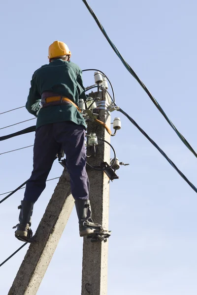 Trabajador electricista reparación de cables —  Fotos de Stock