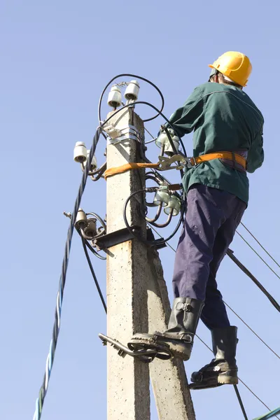 Werknemer elektricien kabel reparatie Stockfoto