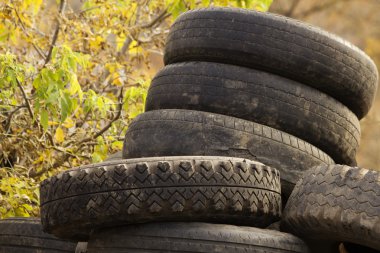 eski terk edilmiş tekerlek lastikleri