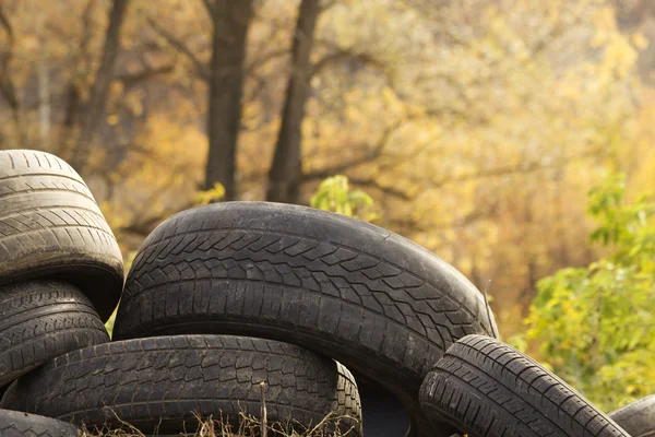 Neumáticos viejos abandonados — Foto de Stock