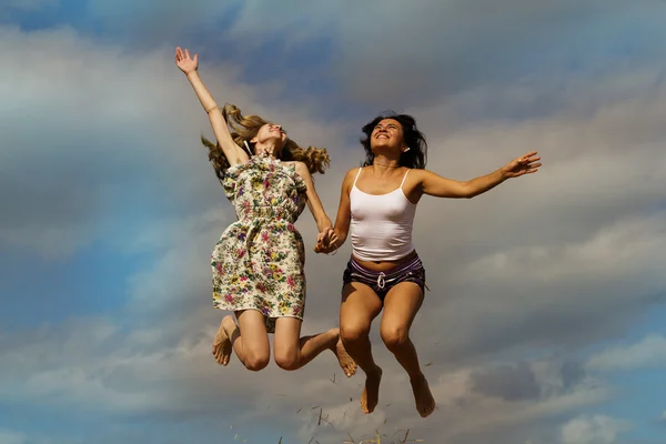 Kvinnliga glad hoppa sky — Stockfoto