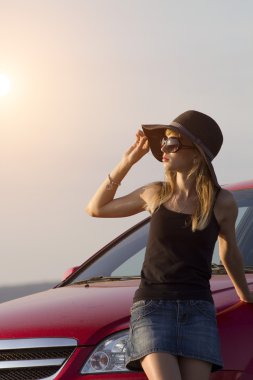 güzel yüzlü Bayan şapka günbatımı