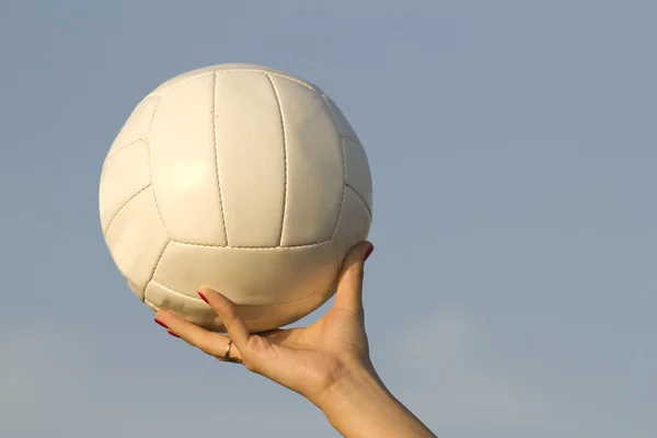 Ręka piłka niebo — Zdjęcie stockowe
