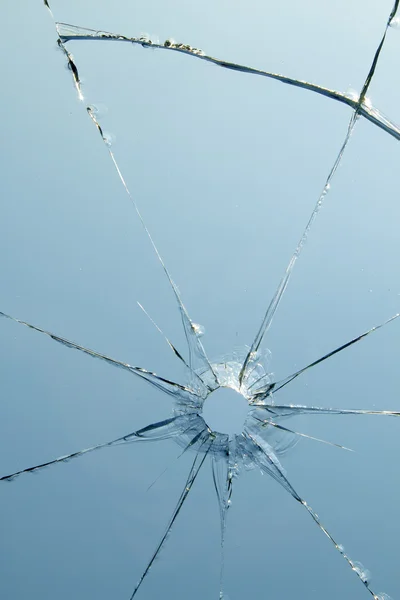 Janelas de vidro tiro buraco rachaduras — Fotografia de Stock
