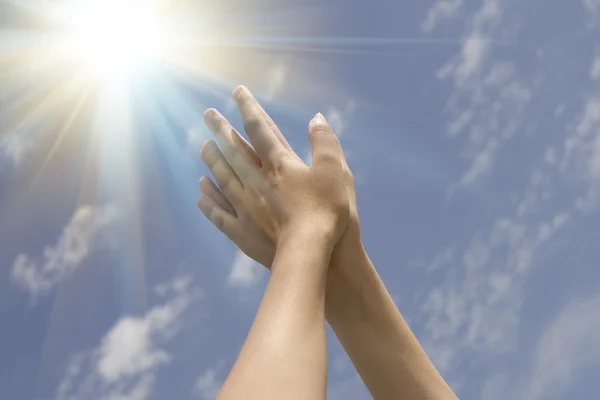 Napfelkelte gyönyörű női kezek — Stock Fotó