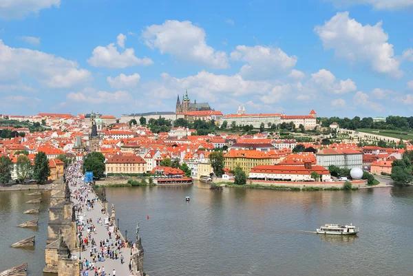 Vltava-floden och prague castle — Stockfoto