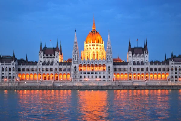 Budapešť. komora parlamentu za soumraku — Stock fotografie
