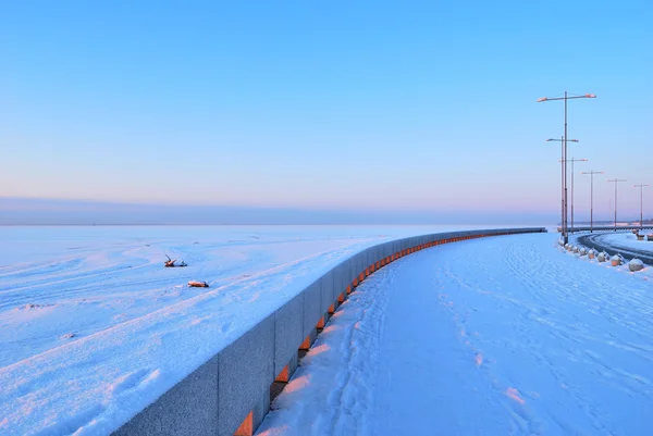 Набережная Финского залива в Санкт-Петербурге на рассвете — стоковое фото