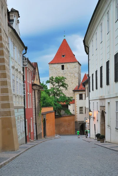 Prag Kalesi alacakaranlıkta eski sokak — Stok fotoğraf