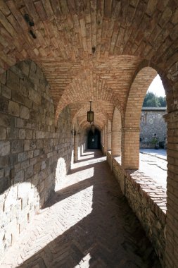 taş koridor