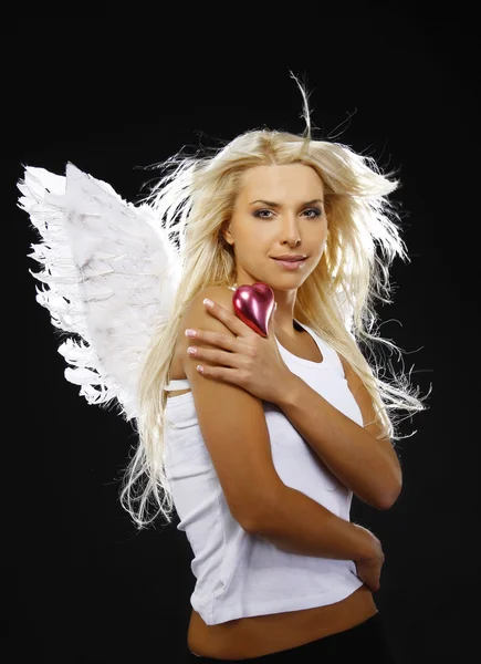 Hermoso ángel sosteniendo un corazón — Stockfoto