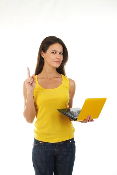 Kaunis nuori nainen kannettavan tietokoneen kanssa — kuvapankkivalokuva