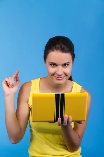 Kaunis nuori nainen kannettavan tietokoneen kanssa — kuvapankkivalokuva