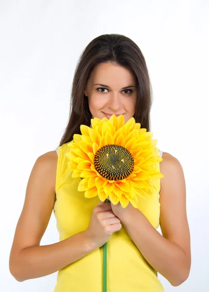 Junge Hündin mit einer Sonnenblume — Stockfoto