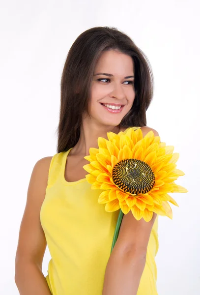 Junge Hündin mit einer Sonnenblume — Stockfoto