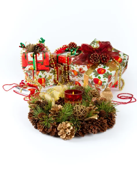 Boże Narodzenie wieniec jodła stożek z świeca i prezenty — Zdjęcie stockowe