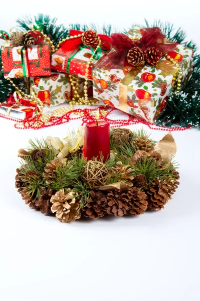 キャンドルとプレゼント クリスマス fir コーン花輪 — ストック写真